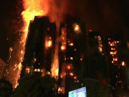 Thế giới - Vụ cháy 8 tòa nhà ở Hong Kong: Bắt giữ 3 người, là những ai?