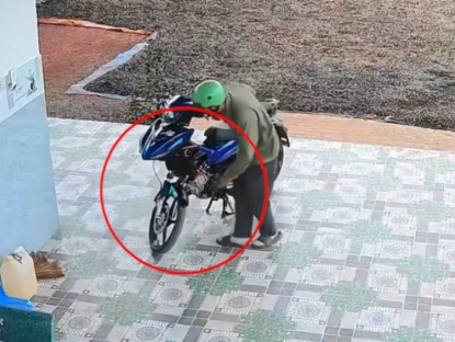 Giao thông - Clip: Vừa dựng chân chống, thanh niên tá hỏa khi bánh trước xe rơi khỏi càng