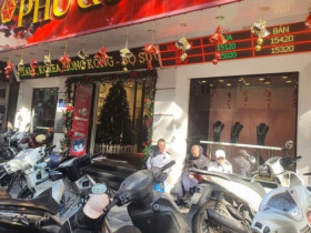 Giá vàng bật tăng mạnh, bất ngờ cảnh tượng mua bán tại loạt cửa hàng trên phố vàng Hà Nội