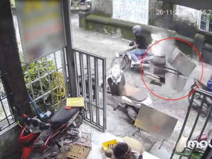 Giao thông - Clip: Ngồi trước cửa nhà, thanh niên bị nồi nước bánh bao hắt bỏng vì va chạm xe