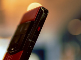 Chỉ một nút bấm nhỏ có thể phân biệt smartphone siêu sang thật hay giả