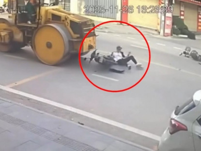 Giao thông - Clip: Đâm người sang đường cực mạnh, thanh niên trượt dài đối đầu xe lu