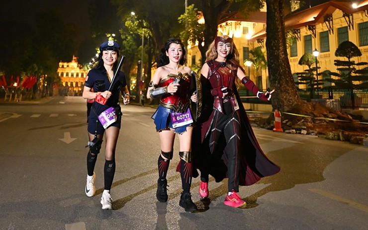 “Y tá chạy bộ” Loan Barbie biến thành nữ chiến binh, dàn hot girl hóa thân gợi cảm - 1