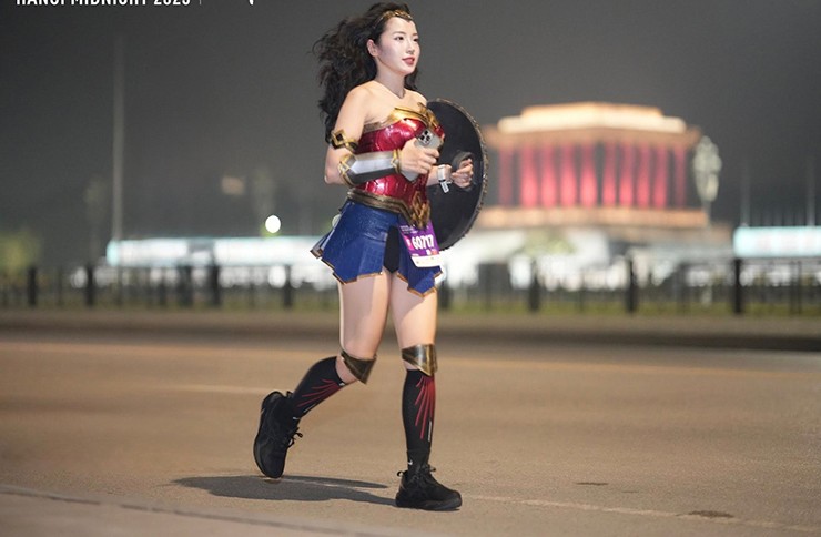 “Y tá chạy bộ” Loan Barbie biến thành nữ chiến binh, dàn hot girl hóa thân gợi cảm - 3