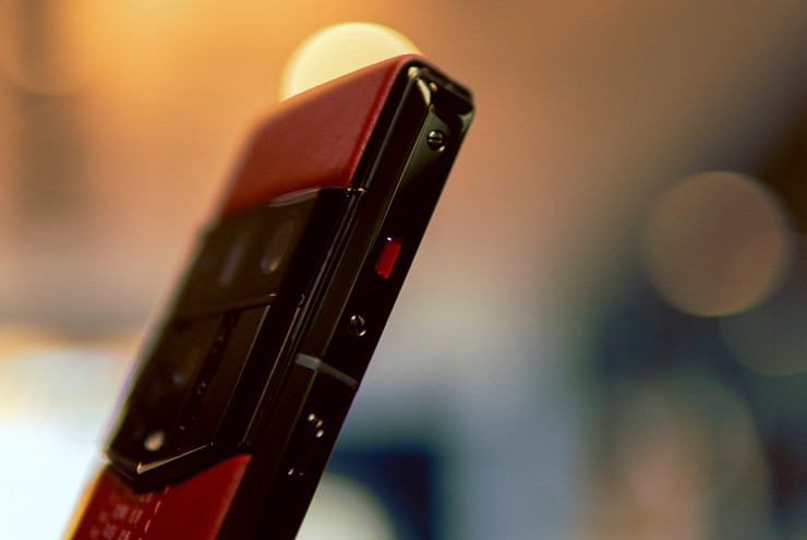 Chỉ một nút bấm nhỏ có thể phân biệt smartphone siêu sang thật và giả - 1