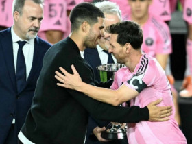 Alcaraz trao cúp cho Messi: Cuộc gặp 