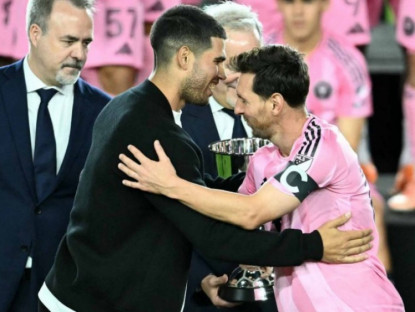 Thể thao - Alcaraz trao cúp cho Messi: Cuộc gặp &quot;thượng đỉnh&quot; của 2 nhà vô địch