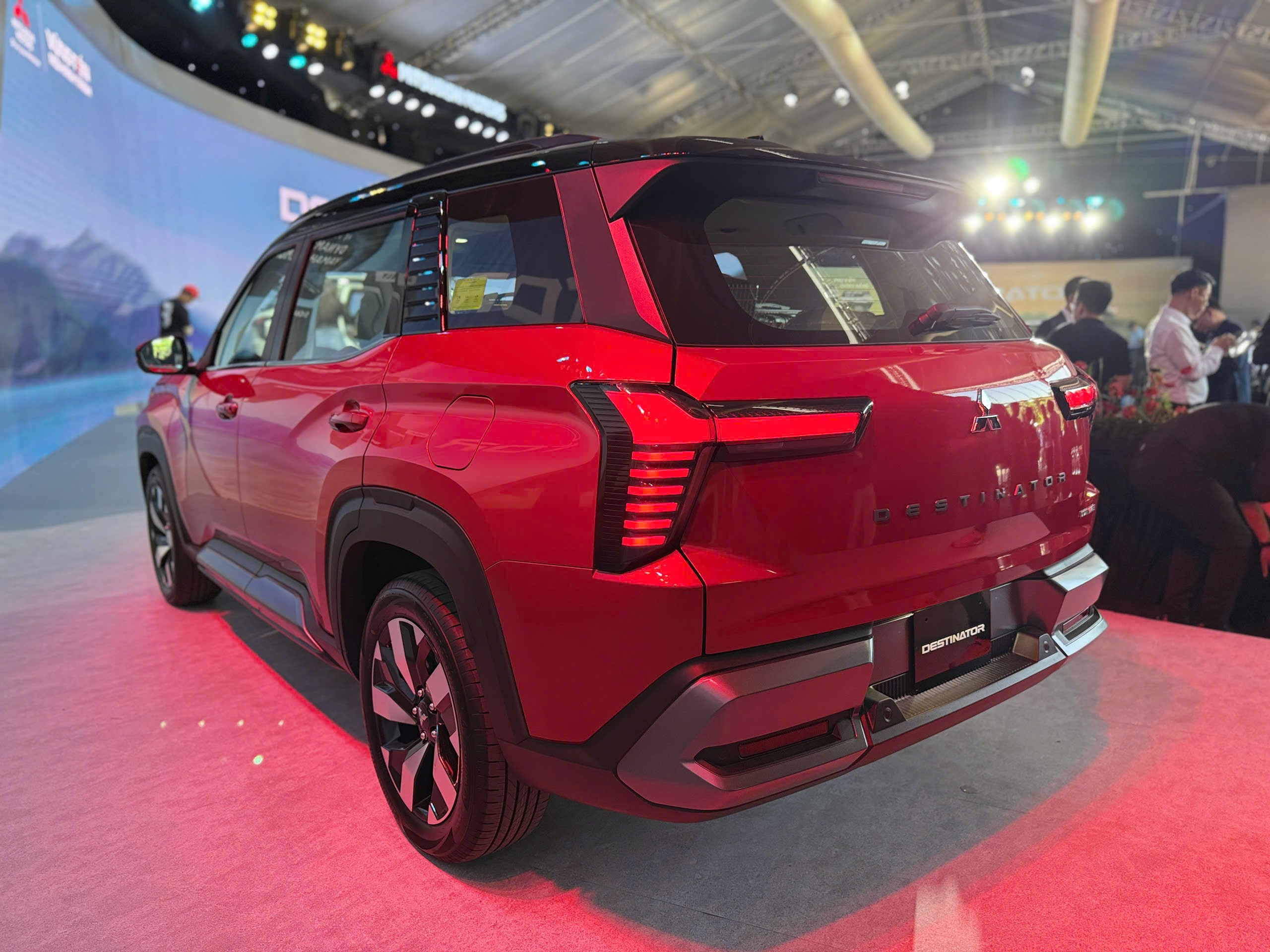 Mitsubishi công bố giá bán dòng xe Destinator tại Việt Nam - 4