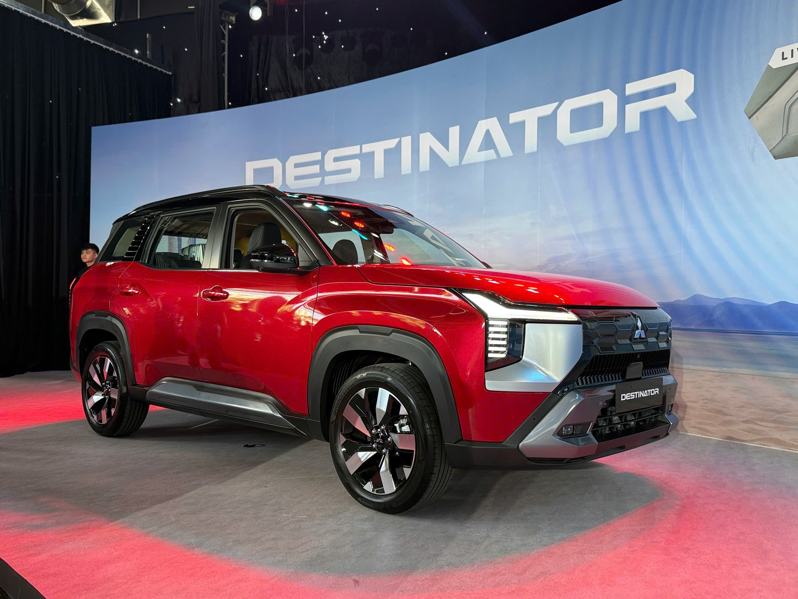 Mitsubishi công bố giá bán dòng xe Destinator tại Việt Nam - 3