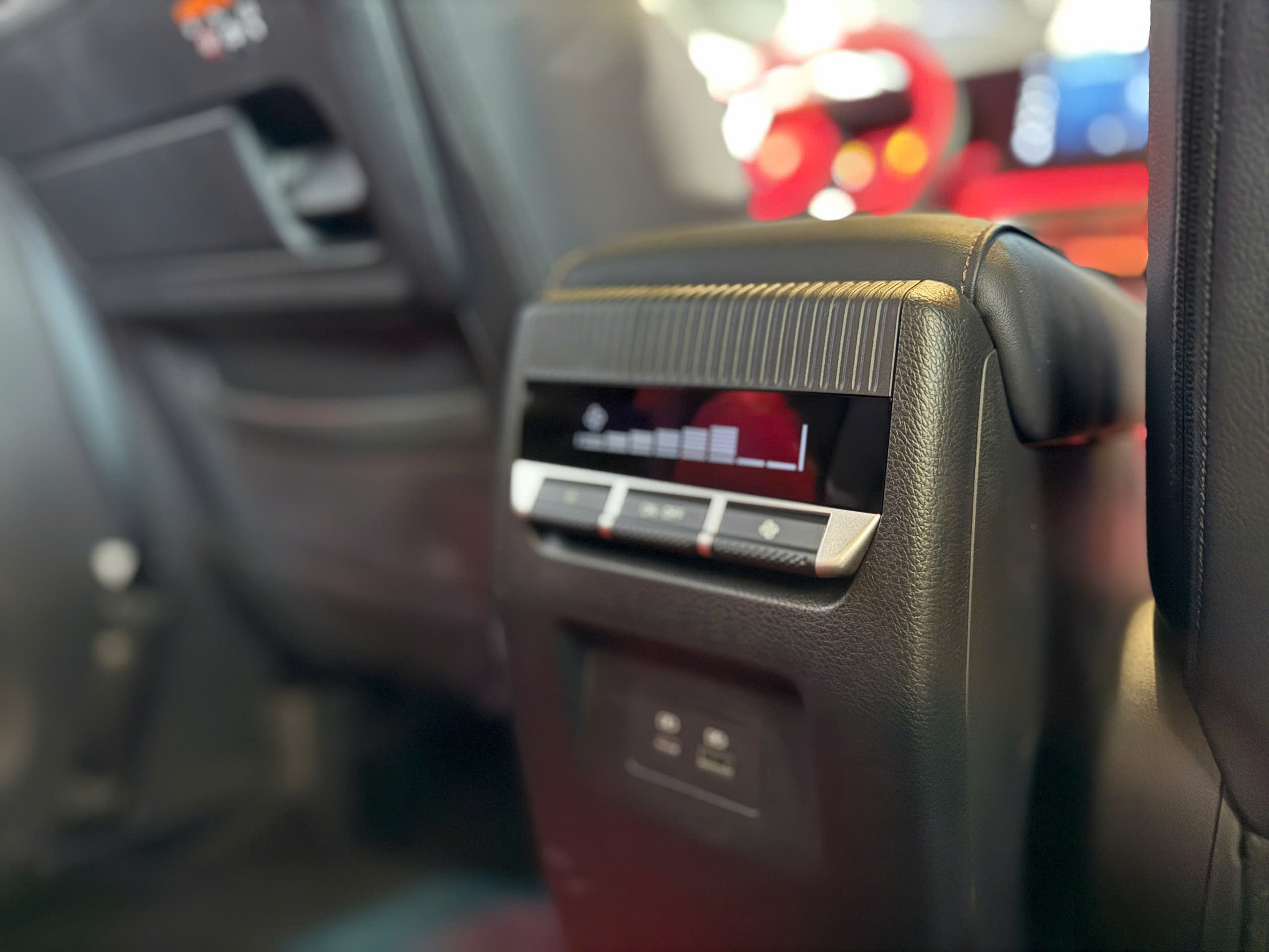 Mitsubishi công bố giá bán dòng xe Destinator tại Việt Nam - 10