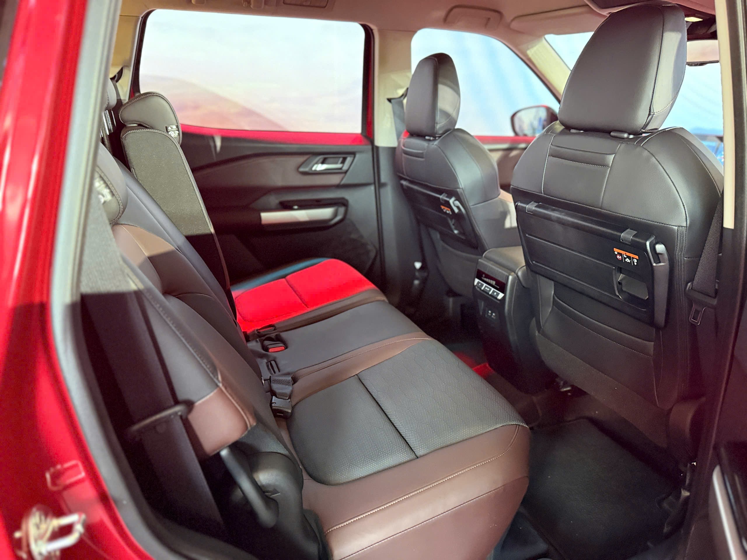 Mitsubishi công bố giá bán dòng xe Destinator tại Việt Nam - 7