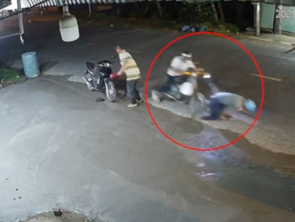 Giao thông - Clip: Đứng bên đường cũng không yên, người đàn ông bị xe máy đâm ngã dúi dụi
