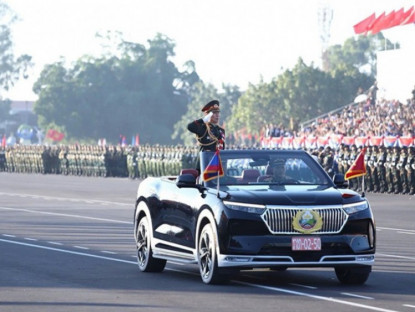 Thông tin doanh nghiệp - Xe điện Việt Nam nổi bật tại lễ diễu binh, diễu hành kỷ niệm Quốc khánh Lào