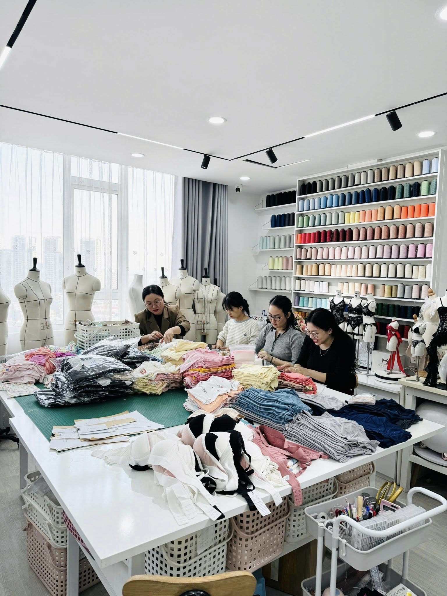 Hội chị em yêu may vá làm hàng ngàn chiếc đồ lót tặng bà con vùng lũ - 1