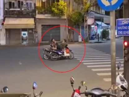 Giao thông - Clip: Khó hiểu cặp đôi dựng xe giữa đường nói chuyện như chốn không người