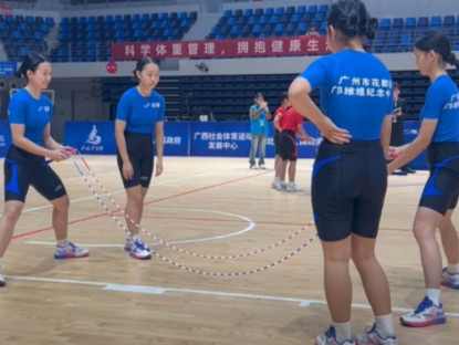 Thể thao - 4 thiếu nữ Trung Quốc nhảy dây như &quot;gắn động cơ&quot;, 884 lần trong 2 phút