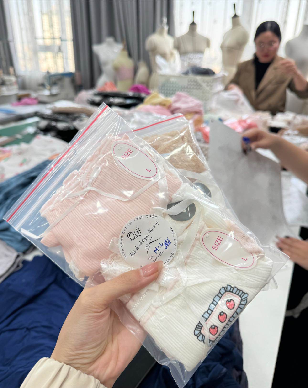 Hội chị em yêu may vá làm hàng ngàn chiếc đồ lót tặng bà con vùng lũ - 3