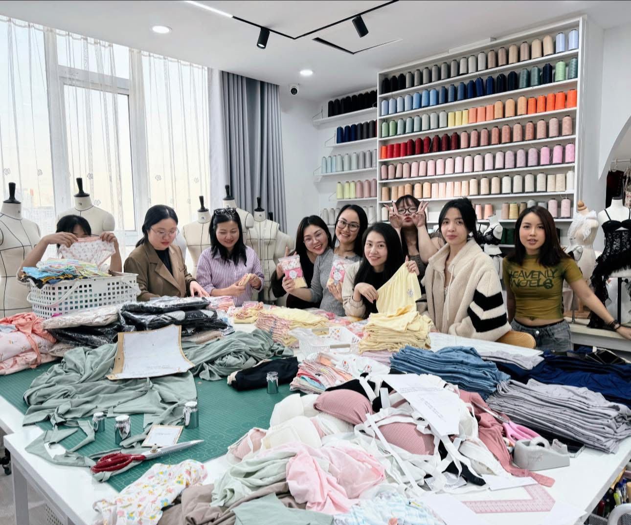 Hội chị em yêu may vá làm hàng ngàn chiếc đồ lót tặng bà con vùng lũ - 4