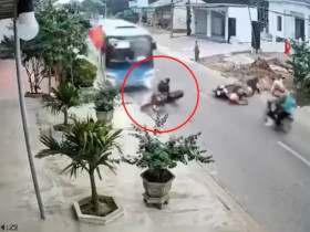 Clip: Dừng xe giữa đường, người đi sau ngã lao thẳng vào đầu xe khách đối diện