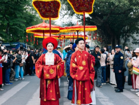 Rực rỡ đoàn rước Việt phục “Bách Hoa Hỷ Sự” tại không gian phố đi bộ Hồ Hoàn Kiếm