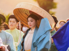 Lọ Lem gây chú ý khi diện Việt phục giữa phố đi bộ Hà Nội