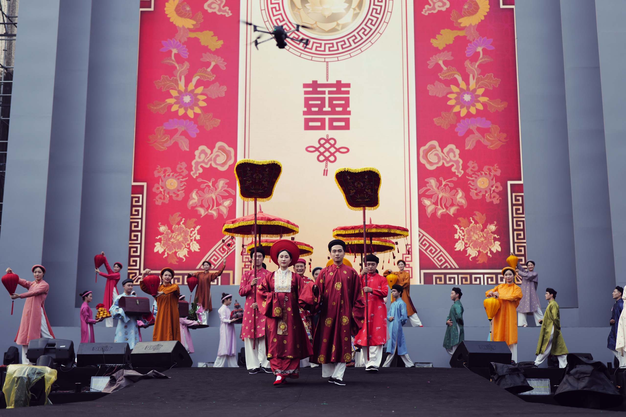 Rực rỡ đoàn rước Việt phục “Bách Hoa Hỷ Sự” tại không gian phố đi bộ Hồ Hoàn Kiếm - 1