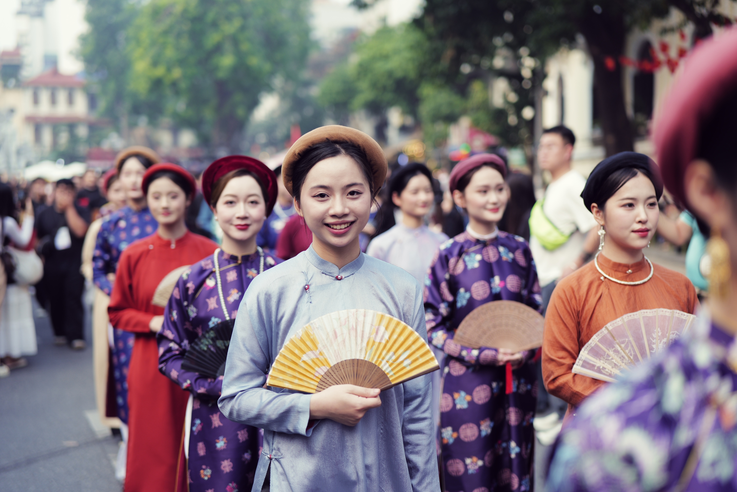 Rực rỡ đoàn rước Việt phục “Bách Hoa Hỷ Sự” tại không gian phố đi bộ Hồ Hoàn Kiếm - 8