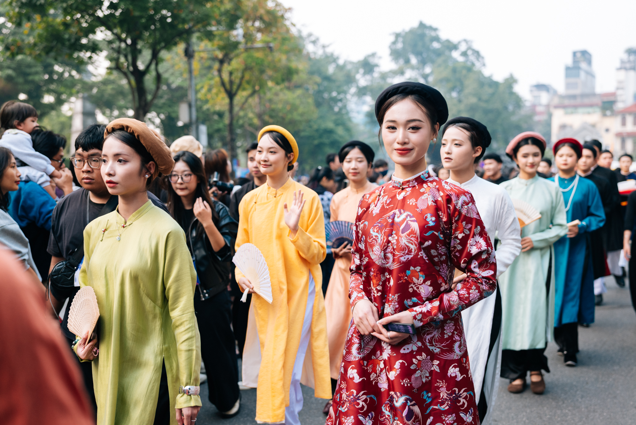 Rực rỡ đoàn rước Việt phục “Bách Hoa Hỷ Sự” tại không gian phố đi bộ Hồ Hoàn Kiếm - 9