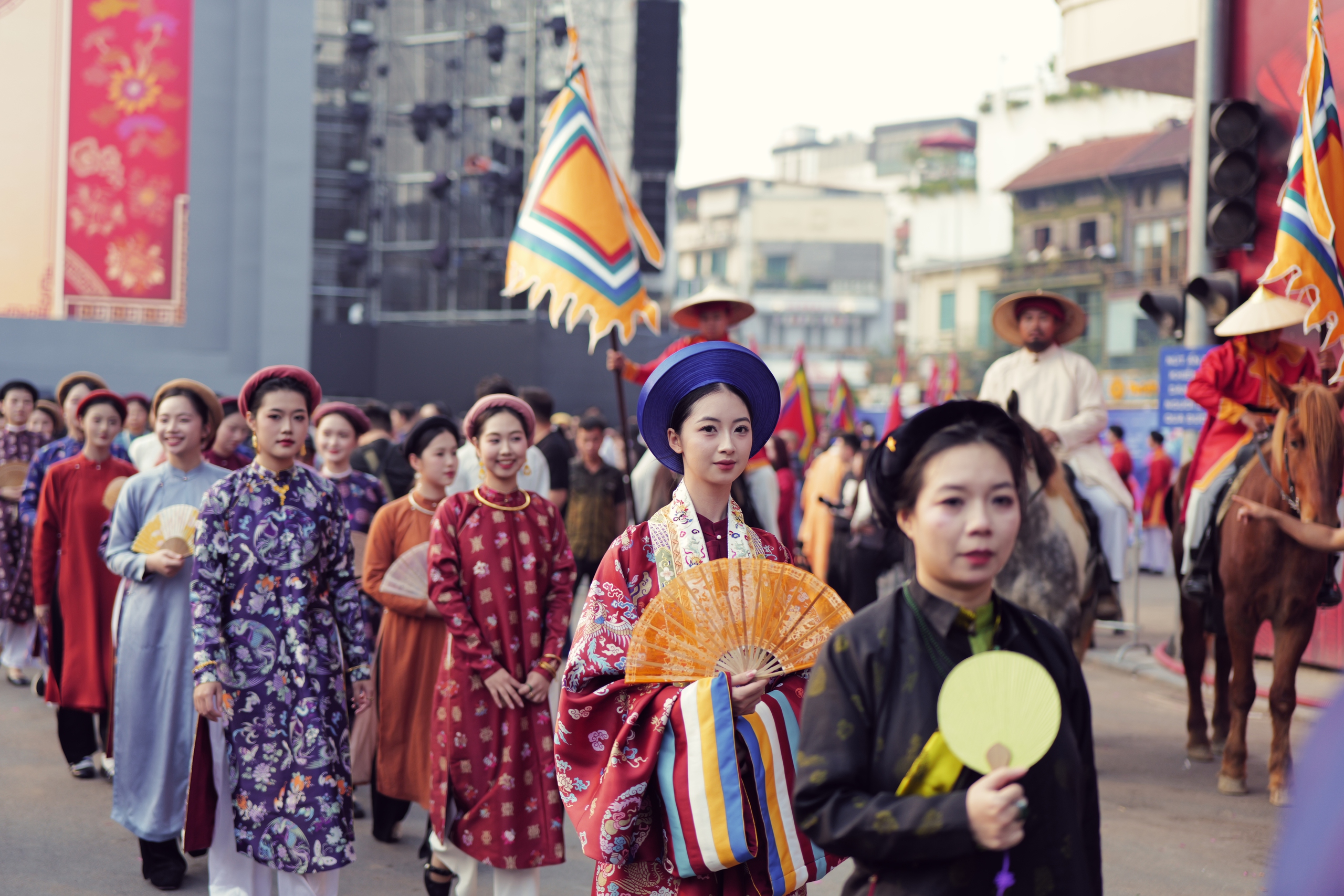 Rực rỡ đoàn rước Việt phục “Bách Hoa Hỷ Sự” tại không gian phố đi bộ Hồ Hoàn Kiếm - 11