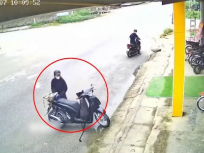 Giao thông - Clip: Trộm liều thò tay lấy đồ trên xe, bị chó cắn chạy &quot;vắt giò lên cổ&quot;