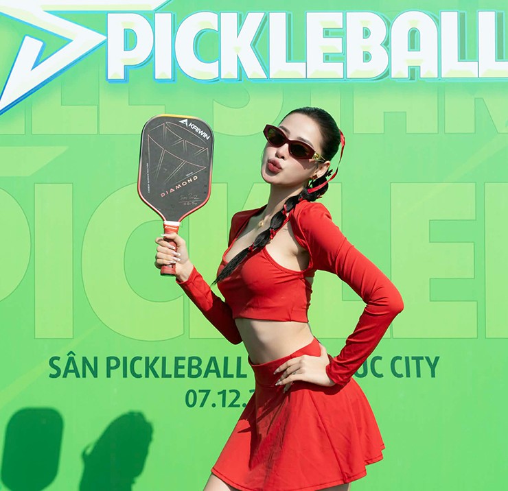 Nàng Kim “vén váy” khoe dáng nuột nà, hoa hậu mặc đồ gym tập pickleball gây chú ý - 4