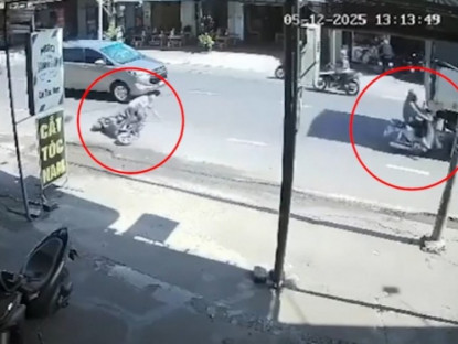 Giao thông - Clip: Sang đường bất ngờ, xe điện khiến người đàn ông lao đầu vào đuôi ô tô tải