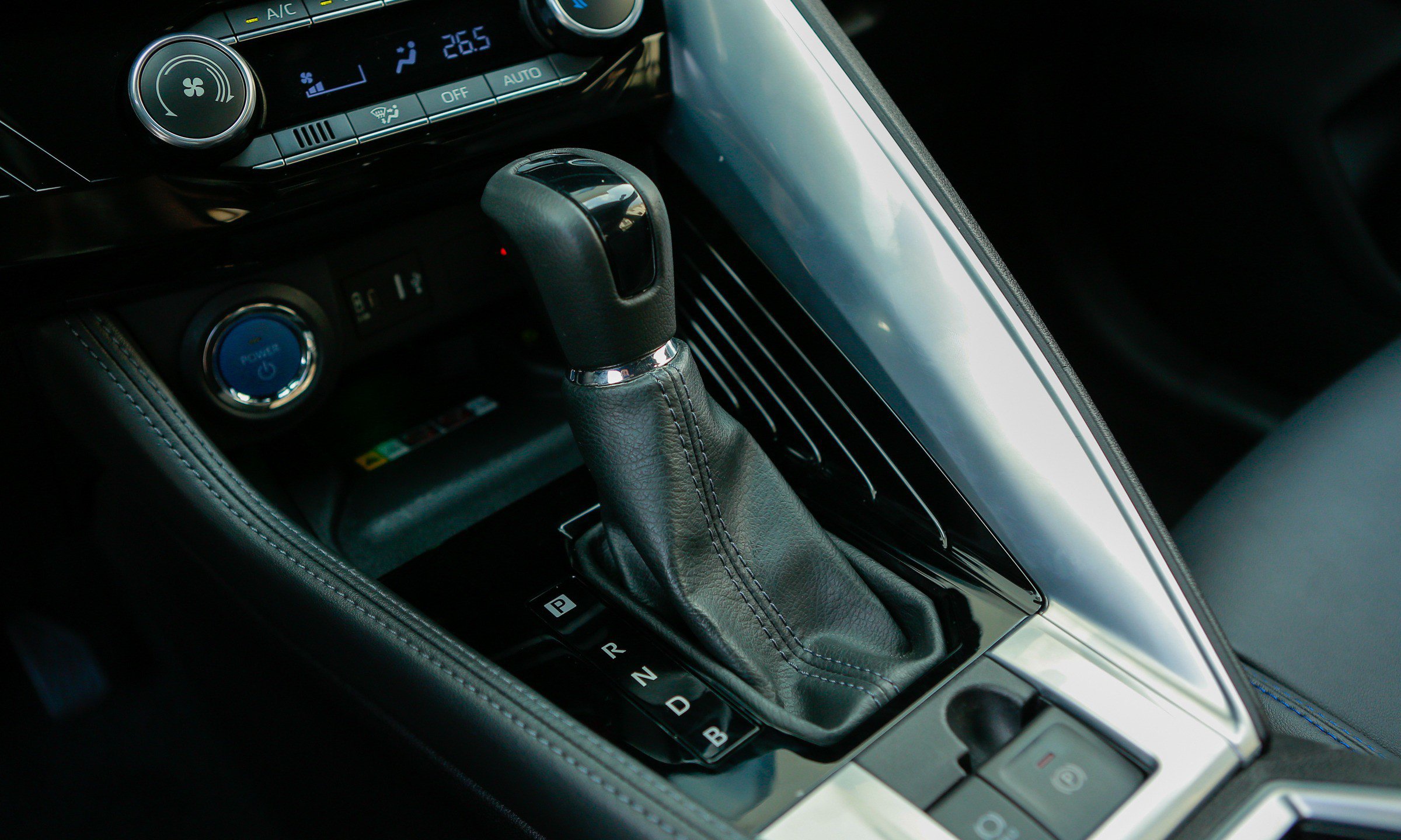 Đây là mẫu xe hybrid đầu tiên được Toyota lắp ráp tại Việt Nam - 7