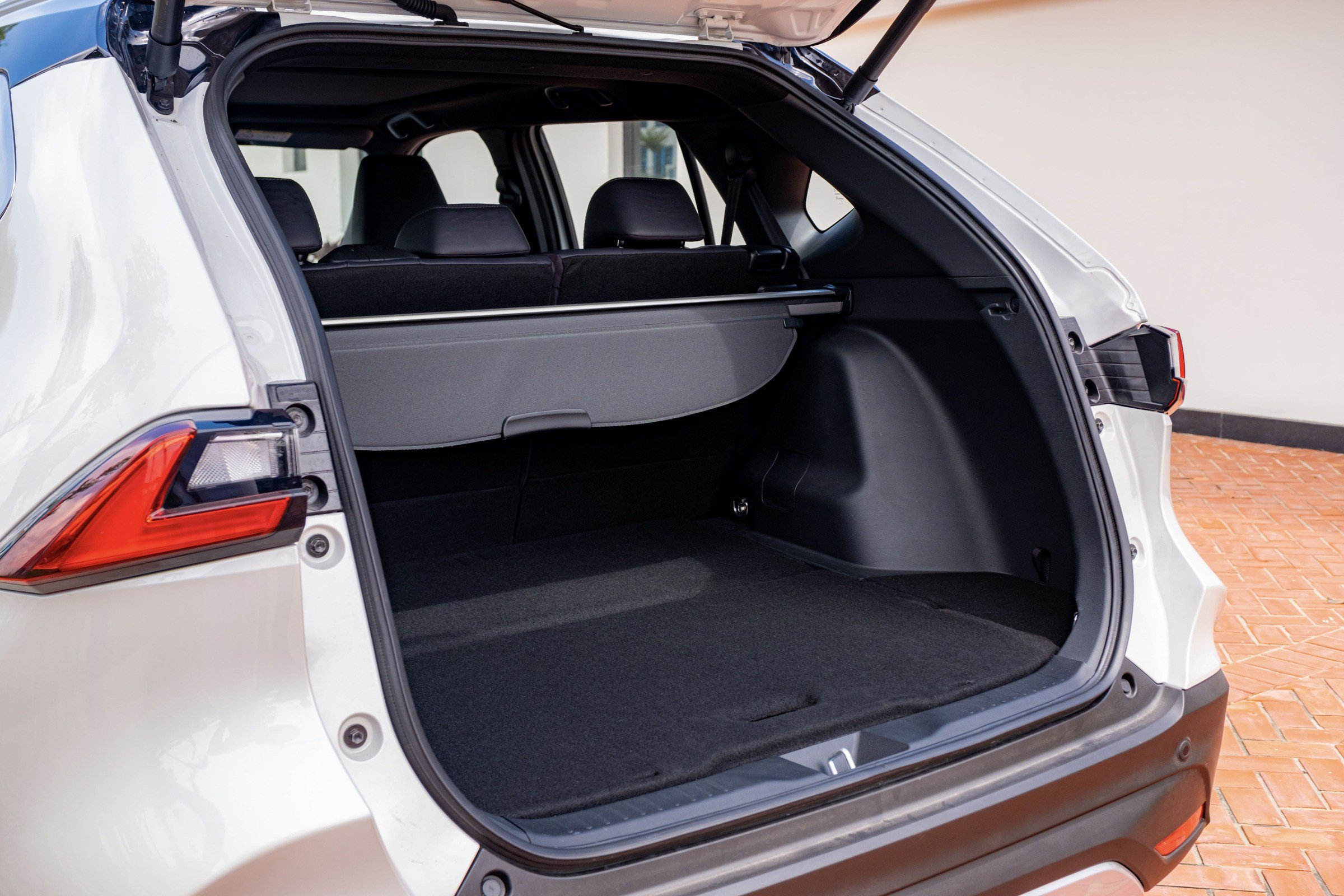 Đây là mẫu xe hybrid đầu tiên được Toyota lắp ráp tại Việt Nam - 8