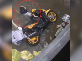 Clip: Leo lên xe giữa đường ngập, chị gái khiến em trai 