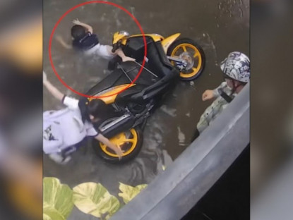 Giao thông - Clip: Leo lên xe giữa đường ngập, chị gái khiến em trai &quot;uống no nước&quot;