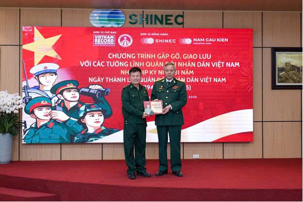 Cuộc gặp gỡ đặc biệt tại KCN Nam Cầu Kiền nhân 81 năm Ngày thành lập Quân đội Nhân dân Việt Nam - 6