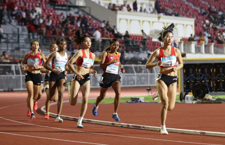 Hotgirl điền kinh Khánh Linh "chạy yểm trợ" đàn chị thâu tóm HCV SEA Games - 3