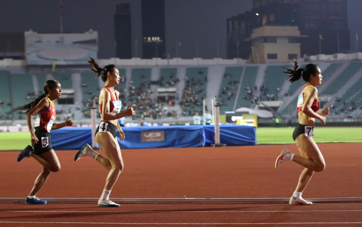 Hotgirl điền kinh Khánh Linh "chạy yểm trợ" đàn chị thâu tóm HCV SEA Games - 4