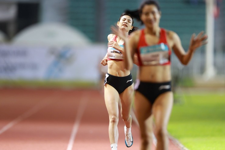 Hotgirl điền kinh Khánh Linh "chạy yểm trợ" đàn chị thâu tóm HCV SEA Games - 6