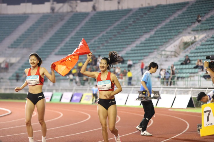 Hotgirl điền kinh Khánh Linh "chạy yểm trợ" đàn chị thâu tóm HCV SEA Games - 8