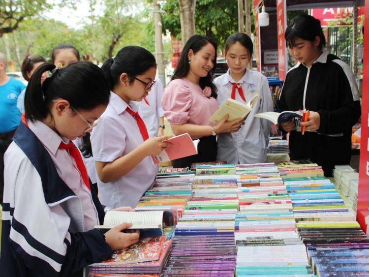 Lý luận, phê bình văn học và những chuyển đổi