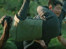 Nữ đại úy kẹp cổ dân tổ tiếp tục gây “sốt” với màn khống chế tội phạm