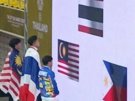 Độc lạ SEA Games: Thái Lan để VĐV úp mặt vào màn hình LED để chào cờ