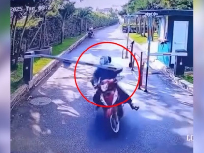 Giao thông - Clip: Thanh chắn chưa mở, Ninja thản nhiên phóng xe qua như chỗ không người