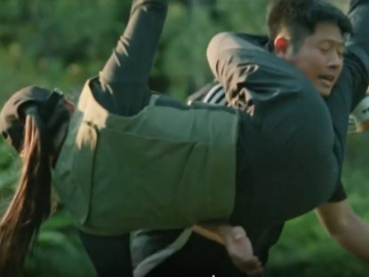 Giải trí - Nữ đại úy kẹp cổ dân tổ tiếp tục gây “sốt” với màn khống chế tội phạm