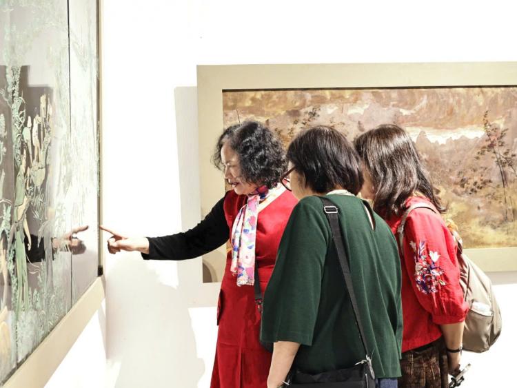 Trưng bày 44 tác phẩm sơn mài chào mừng Đại hội Đảng toàn quốc lần thứ XIV