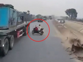Clip: Xe máy chở củi mất lái, suýt đâm trúng ô tô rồi lao thẳng xuống ven đê
