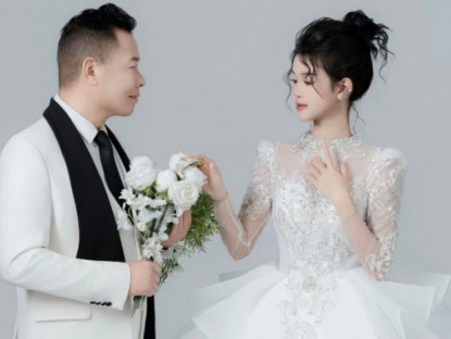 Gia đình - Chồng cũ Hằng Du Mục khoe ảnh cưới cùng bạn gái kém 26 tuổi