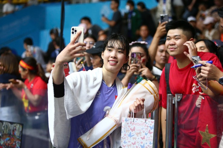Người đẹp Kiều Trinh được tặng “hoa tiền”, Thanh Thúy quyết giật HCV bóng chuyền SEA Games - 8
